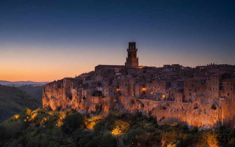 Vista panoramica di Pitigliano città del tufo al tramonto vicino a Saturnia