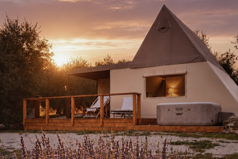 Eco-Suite di lusso al tramonto con jacuzzi privata e lavanda in primo piano — Glamping Seme di Carota, Maremma Toscana