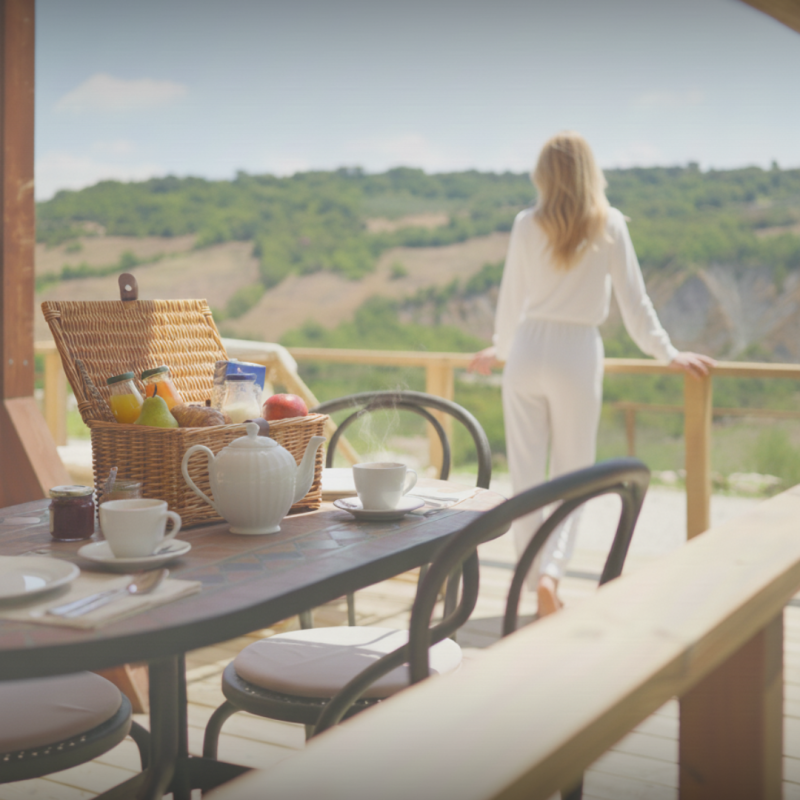 Colazione in veranda con vista colline Maremma