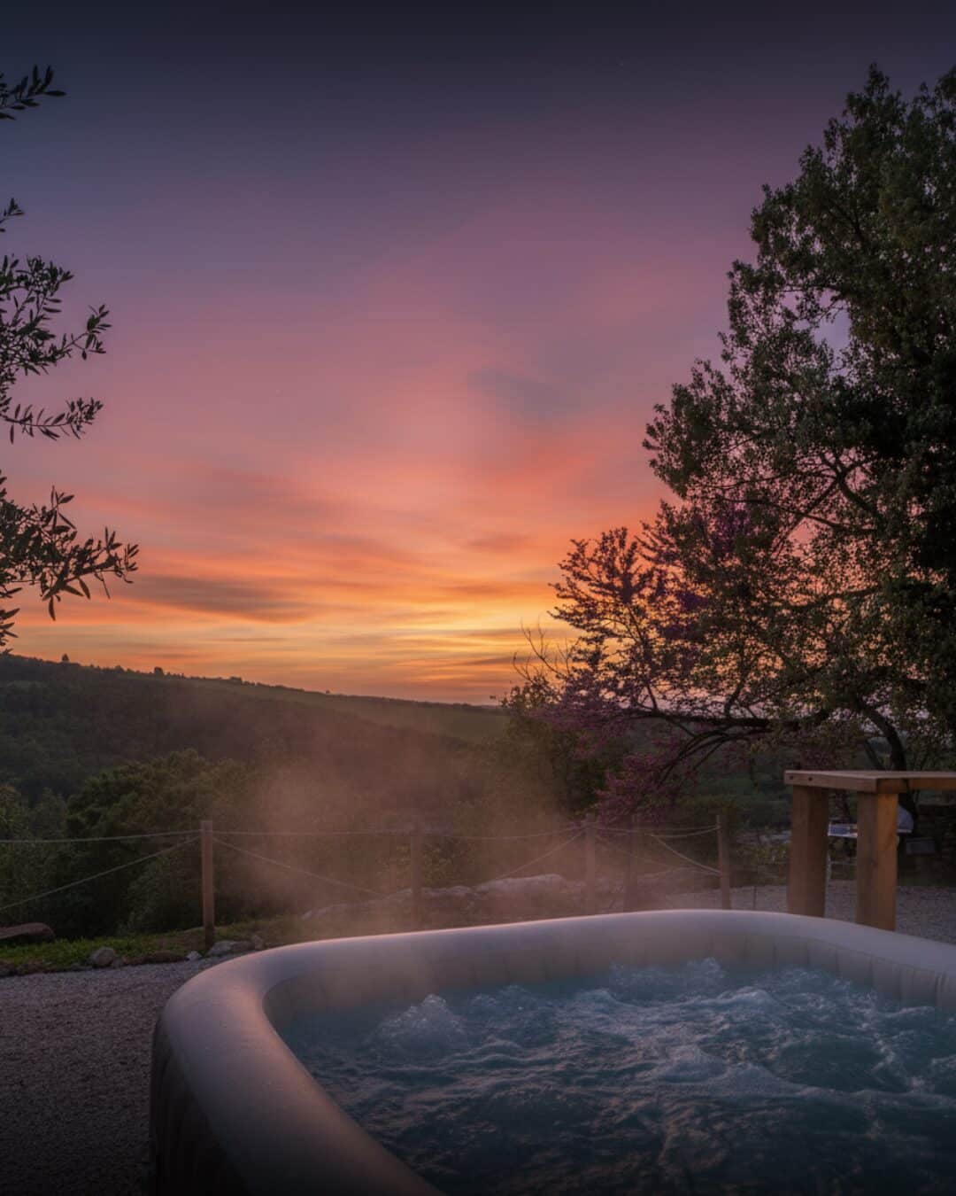 Vasca idromassaggio privata esterna che fuma al tramonto d'autunno, Glamping Seme di Carota a Saturnia