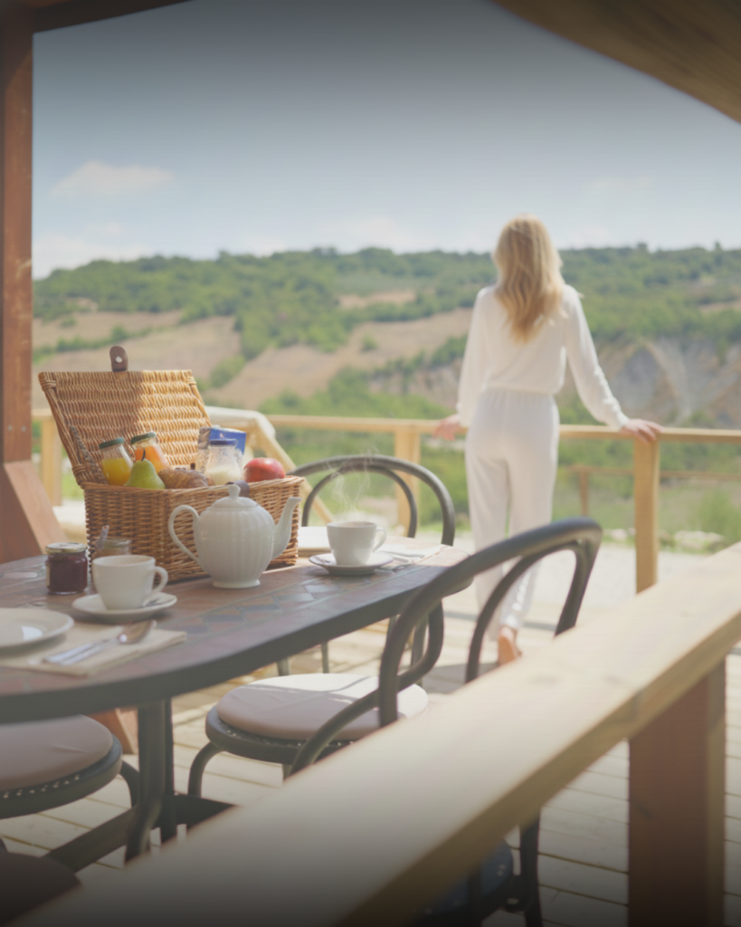 Colazione in veranda con vista colline Maremma