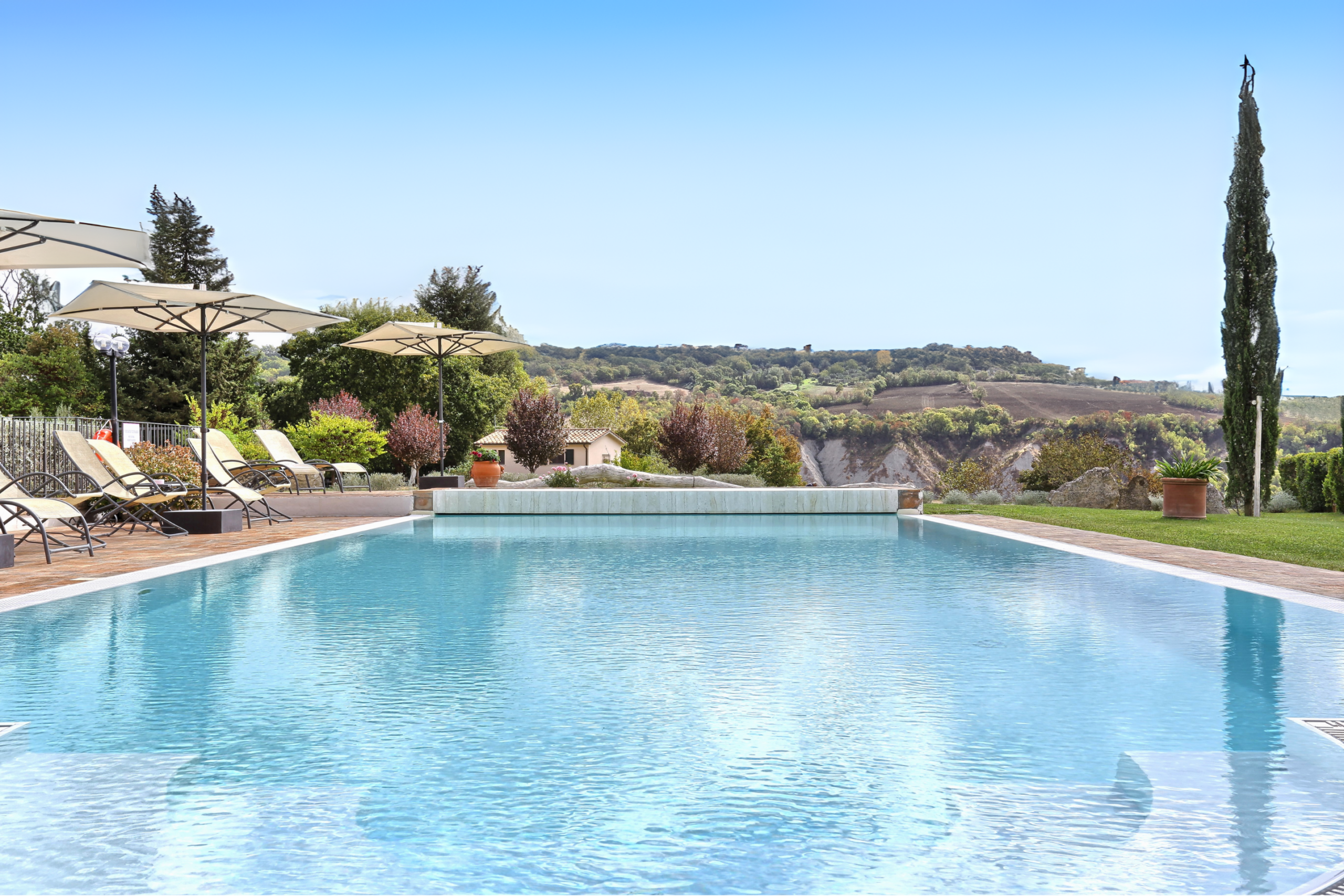 Piscina ad acqua salata del Glamping Seme di Carota a Saturnia, immersa nel silenzio della Maremma