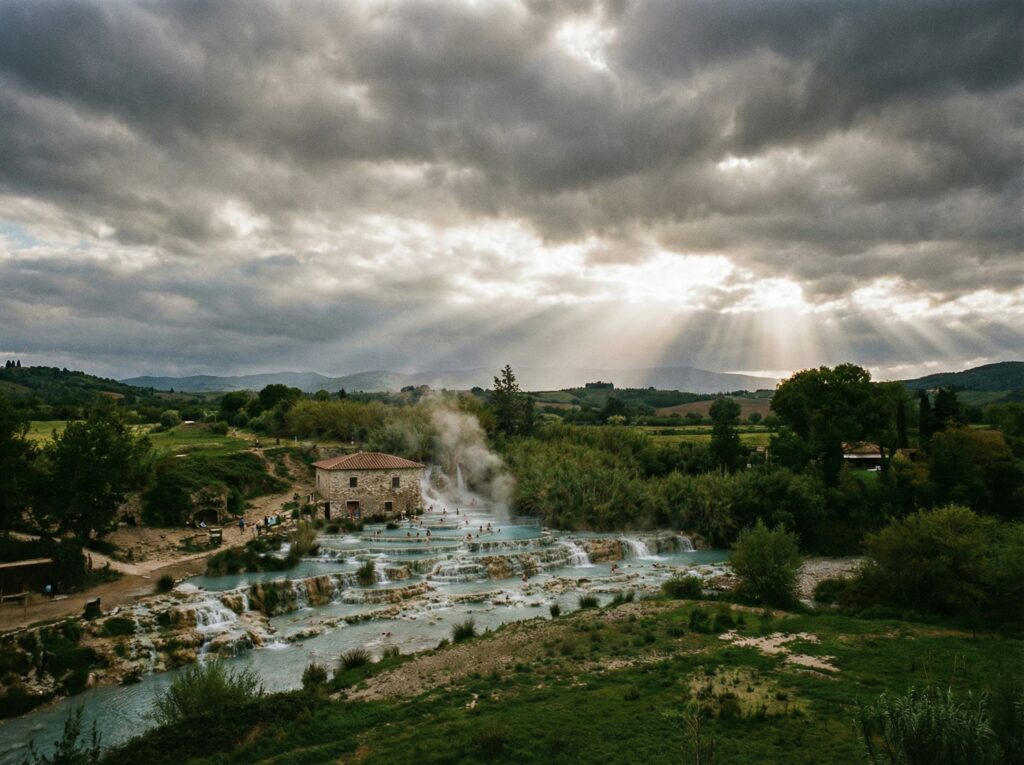 Panorama delle colline di Saturnia in Maremma con cielo nuvoloso e luce primaverile.